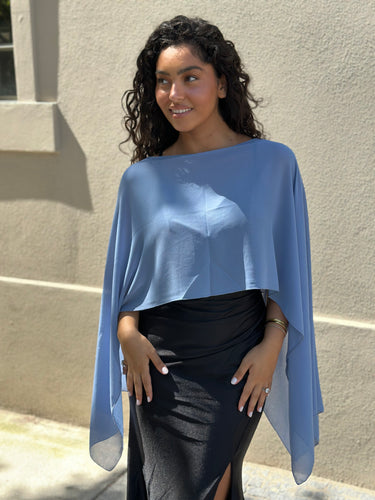 Poncho em chiffon azul