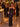 Vestido Becky castanho em ambiente de festa