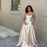 Vestido Cassandra bege-dourado, longo em cetim com corpo drapeado