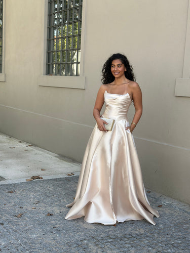 Vestido Cassandra bege-dourado, longo em cetim com corpo drapeado