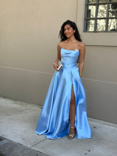 Vestido de cerimónia Cassandra azul-claro, longo em cetim com corpo drapeado