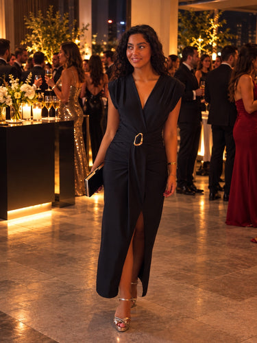 Vestido Elma preto em ambiente de festa