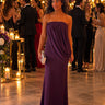 Vestido Ginny ameixa em ambiente de festa