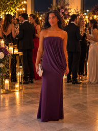 Vestido Ginny ameixa em ambiente de festa