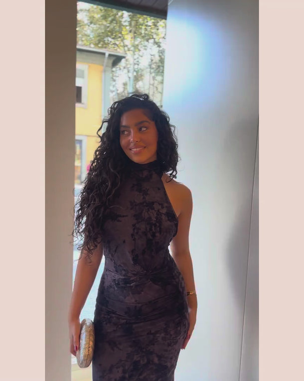 Vestido Gabi castanho — vídeo 4:5 sem som